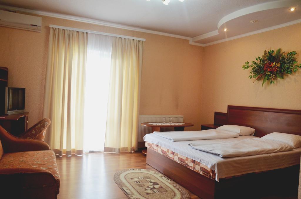 Kseniya Hotel Kamianets-Podilskyi Luaran gambar